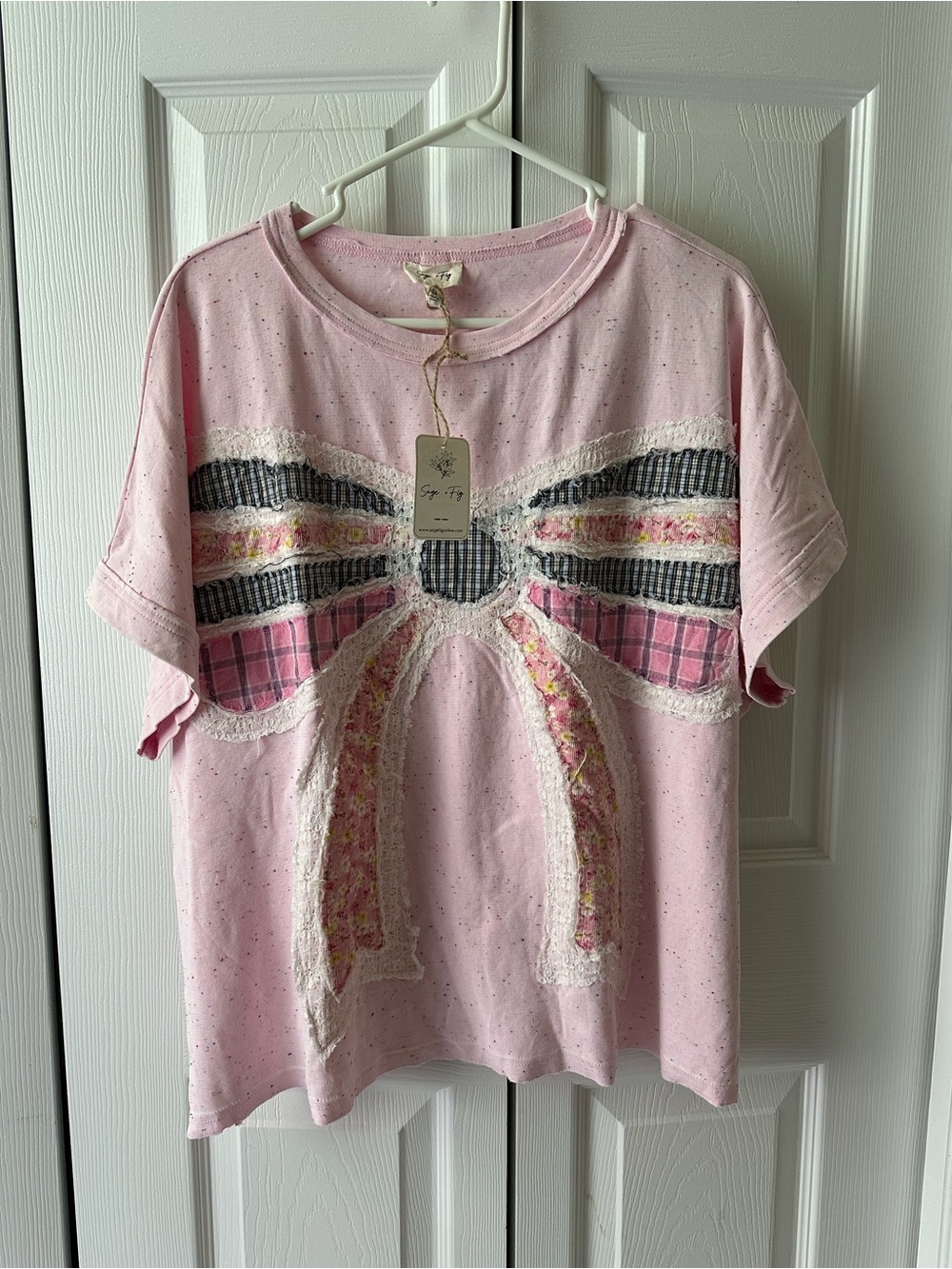 Sage & Fig Pink Bow Appliqué Short Sleeve Top
